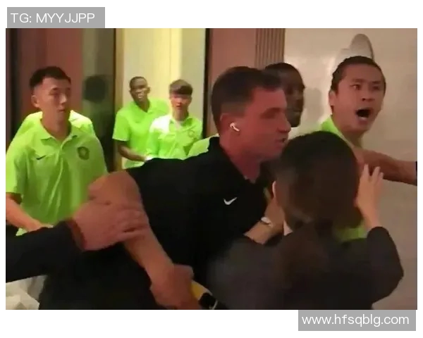 足球明星意外遭遇搞笑事件被打屁股引发球迷热议和媒体关注