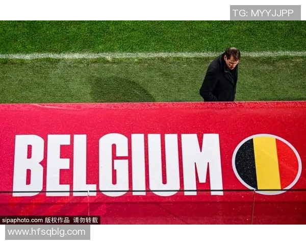 足球明星遭遇意外被踩鞋事件引发球迷热议与媒体关注